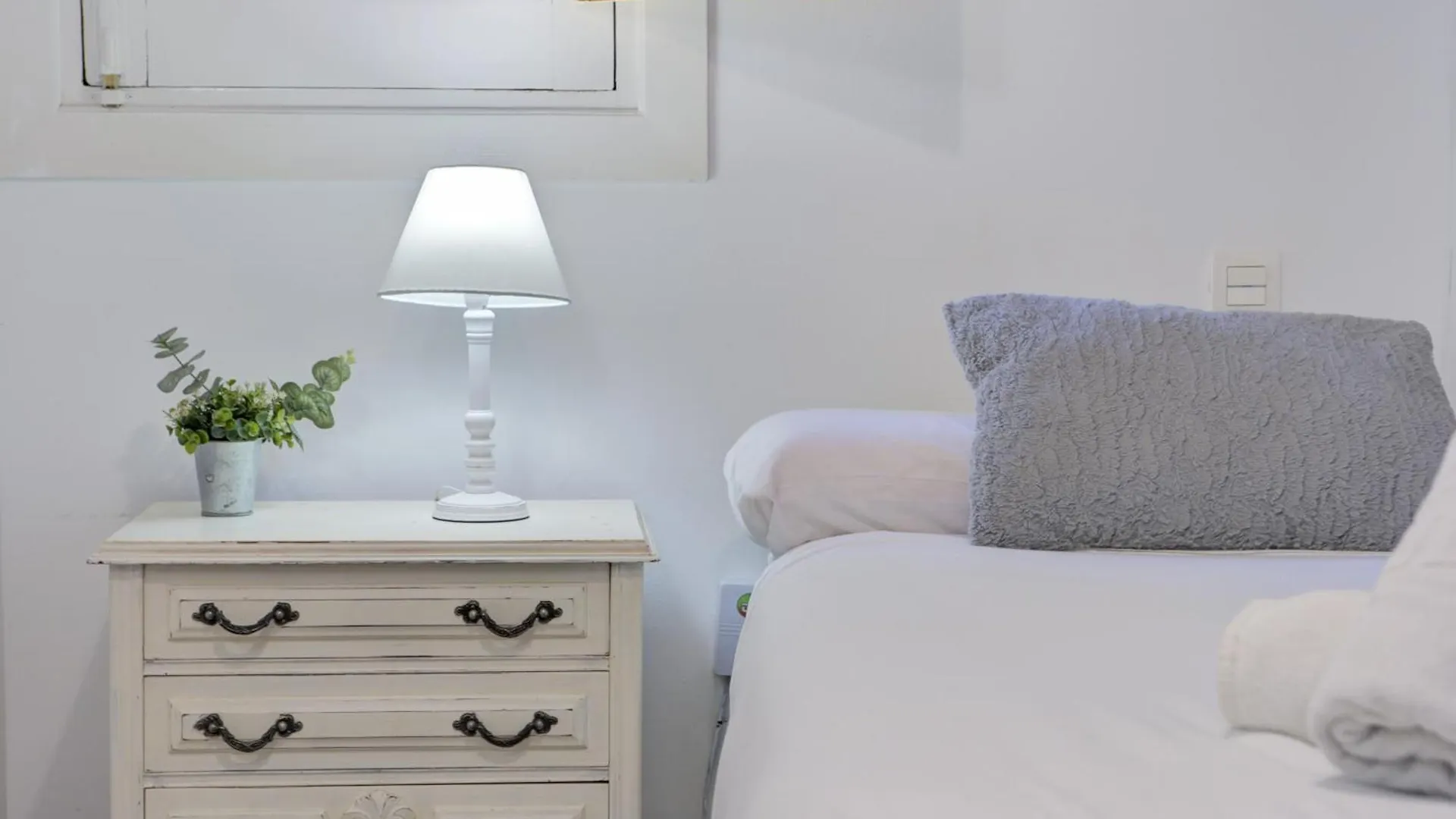 Home4U Elv 136 Granada Apartment