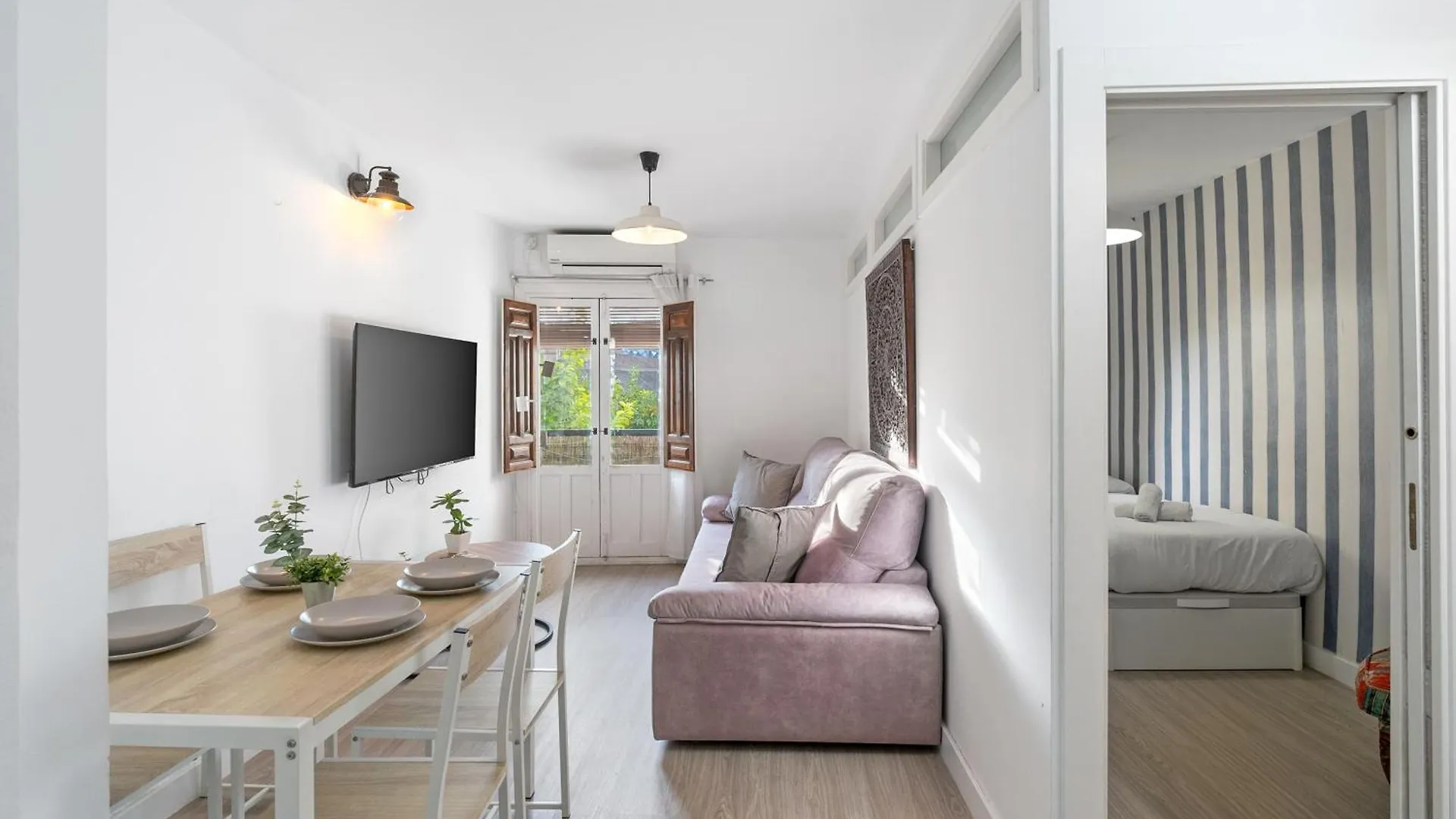 Home4U Elv 136 Granada Apartment